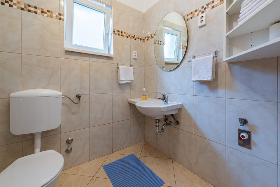 Toilet, Bathroom, towels