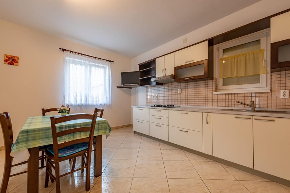 Kitchen or kitchenette, Dining area, stove
