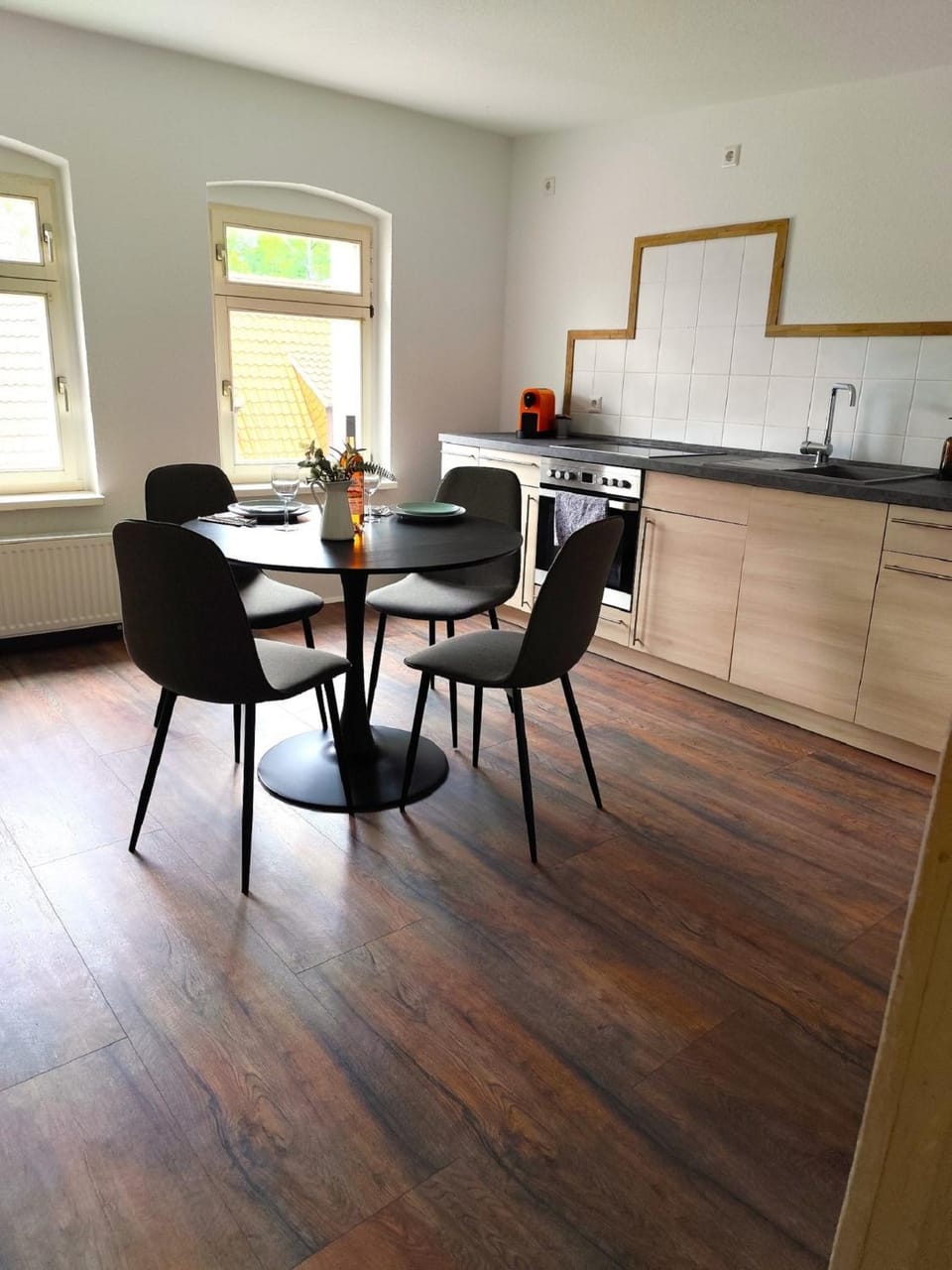 Kitchen or kitchenette, Seating area, Dining area