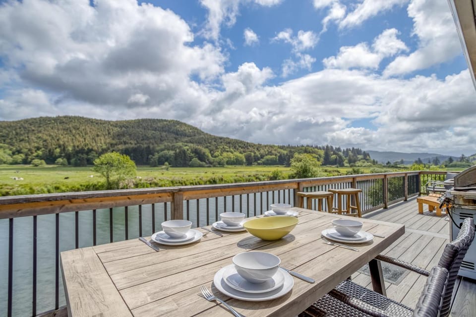 Riverfront Gem - Meredith Lodging House in Pacific City