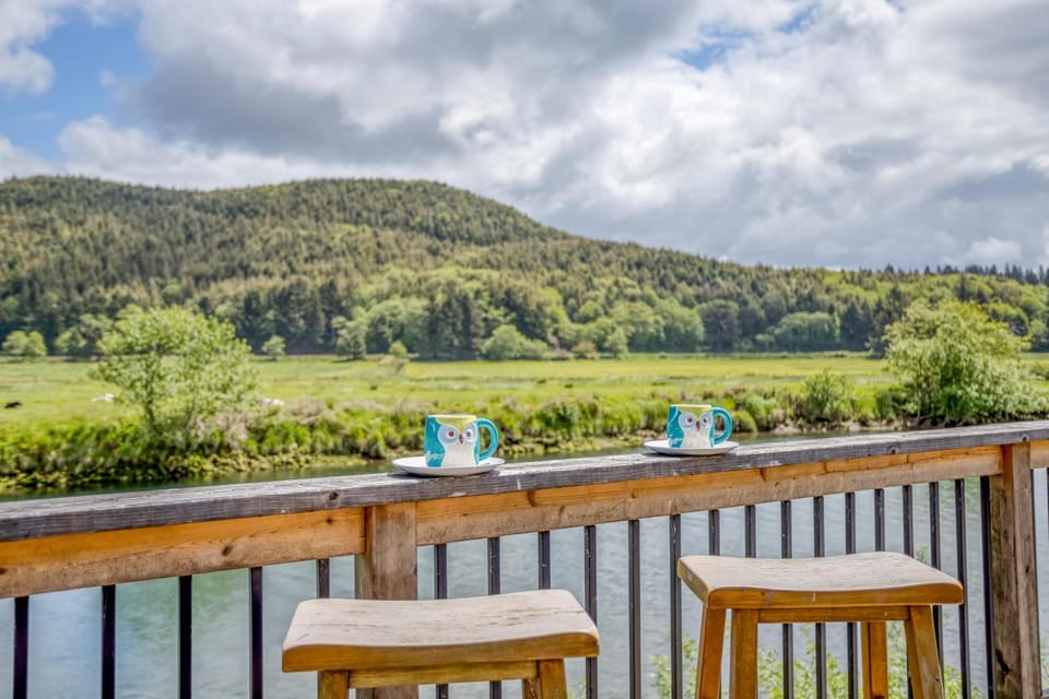 Riverfront Gem - Meredith Lodging House in Pacific City
