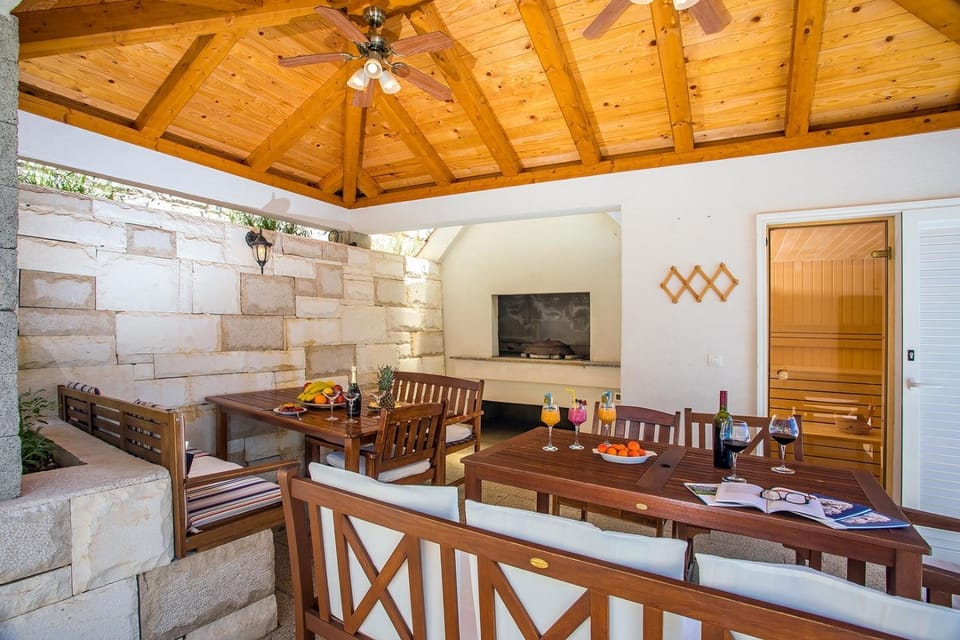 Villa Calma with heated pool,jacuzzi, Finnish sauna and 4 bedrooms Villa in Split-Dalmatia County