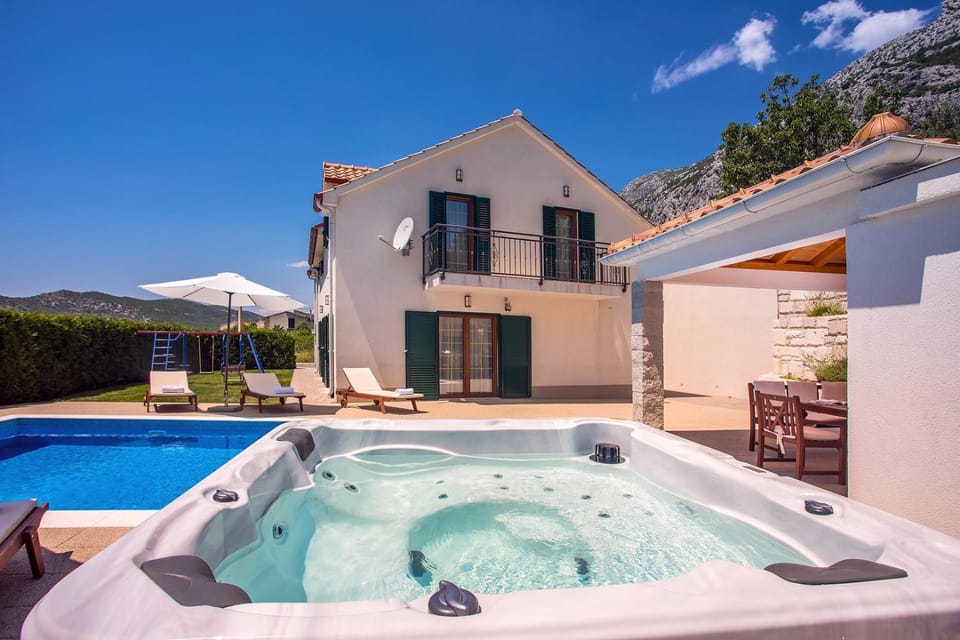 Villa Calma with heated pool,jacuzzi, Finnish sauna and 4 bedrooms Villa in Split-Dalmatia County