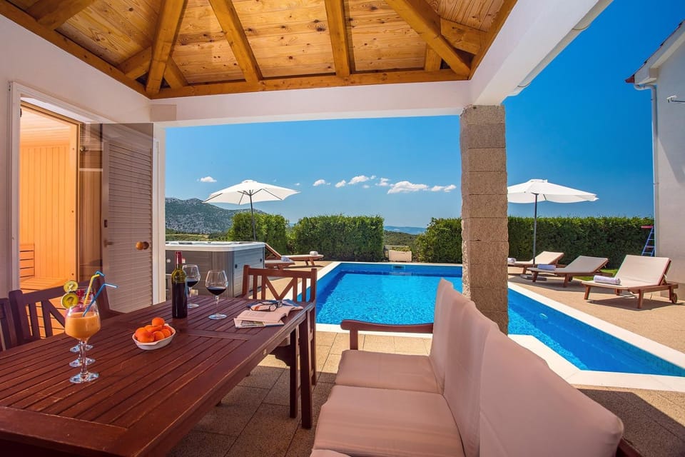 Villa Calma with heated pool,jacuzzi, Finnish sauna and 4 bedrooms Villa in Split-Dalmatia County