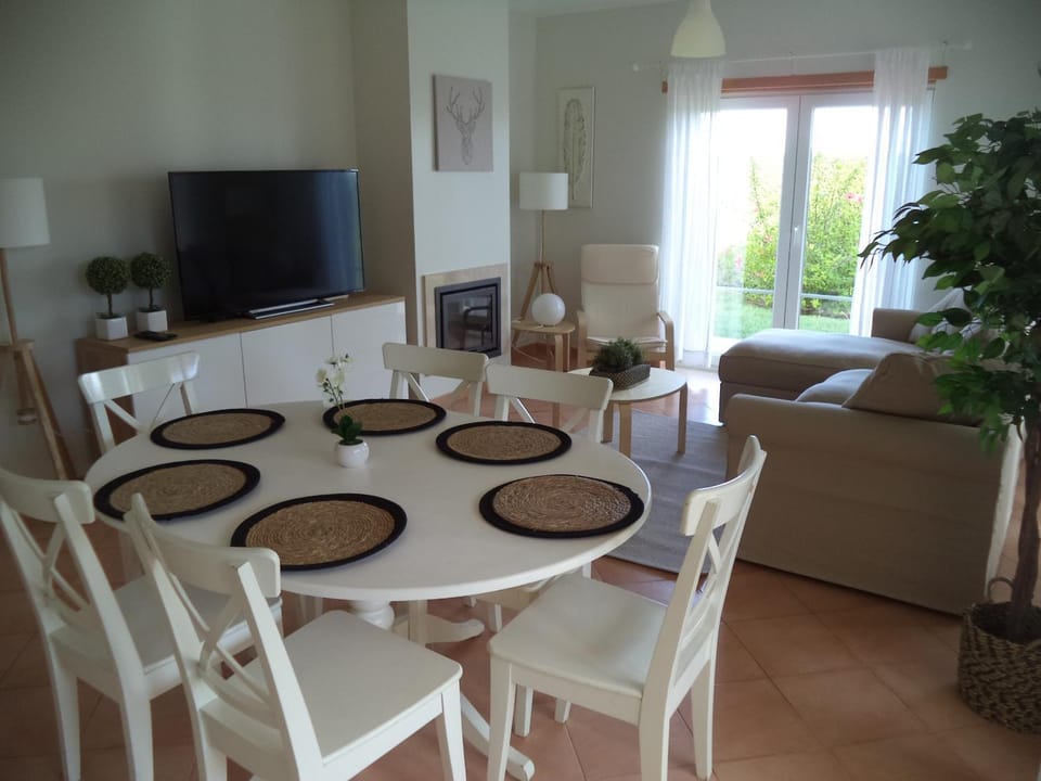 TV and multimedia, Living room, Seating area, Dining area