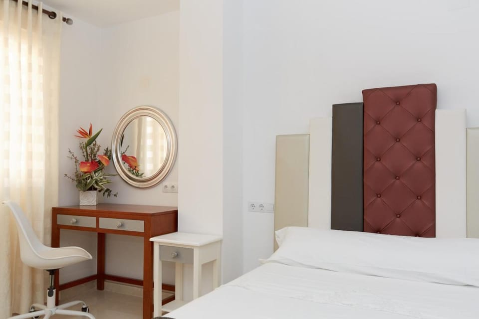 Bed, Photo of the whole room, Decorative detail