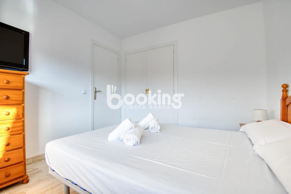 Bed, TV and multimedia, Photo of the whole room, Bedroom, towels