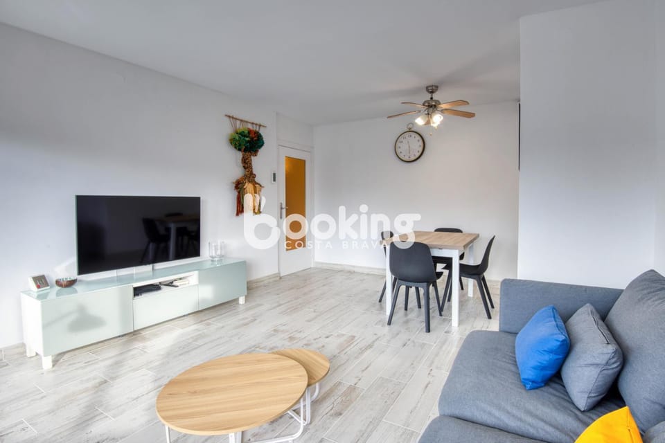 TV and multimedia, Living room, Seating area, Dining area, fireplace