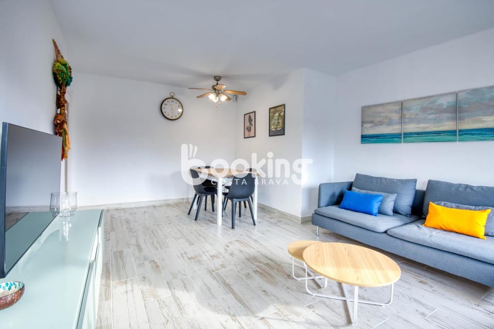 Living room, Seating area, Dining area, fireplace