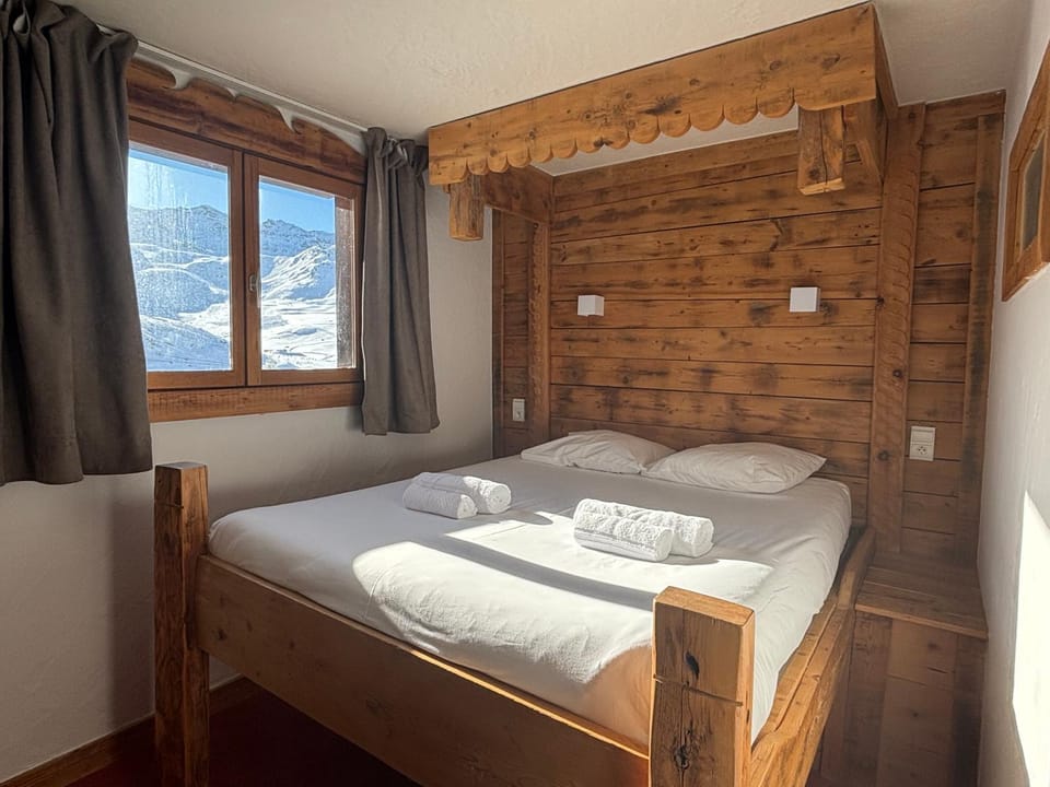 Bedroom, Mountain view