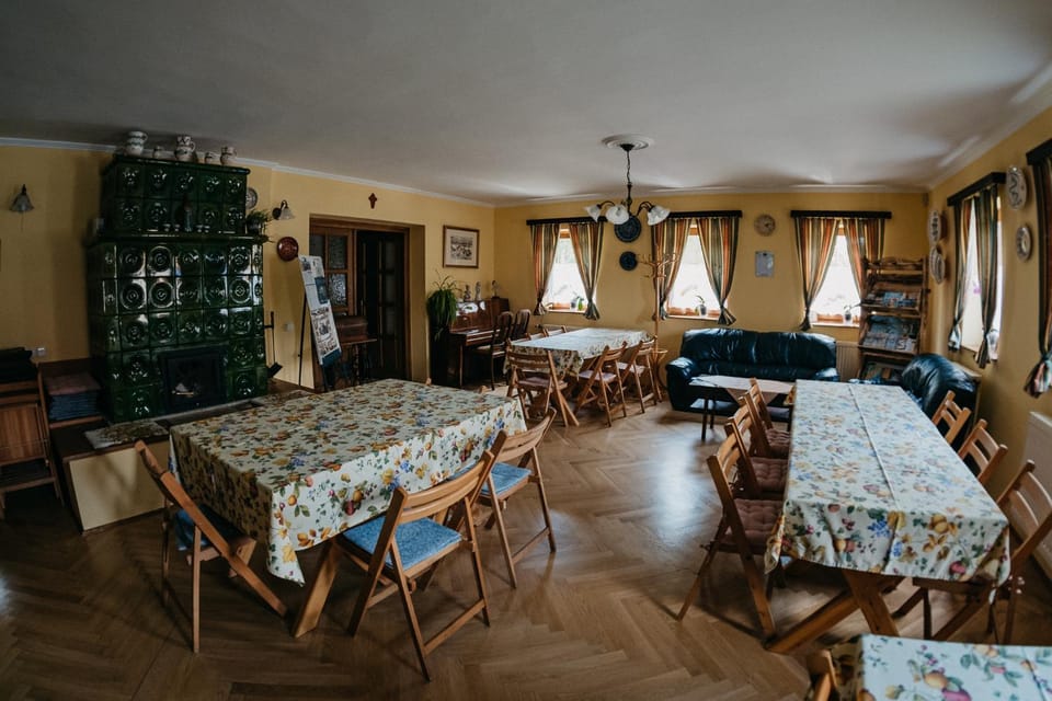 Restaurant/places to eat, Day, Living room, Dining area