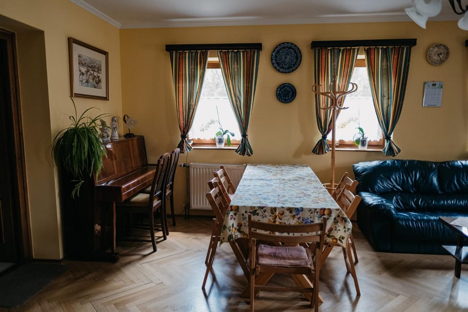 Restaurant/places to eat, Living room, Seating area, Dining area