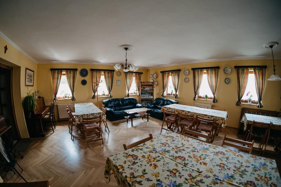 Restaurant/places to eat, Living room, Seating area, Dining area