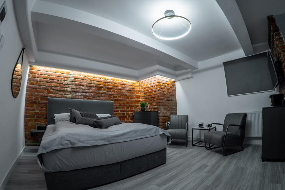 Bed, Photo of the whole room, Seating area, Bedroom