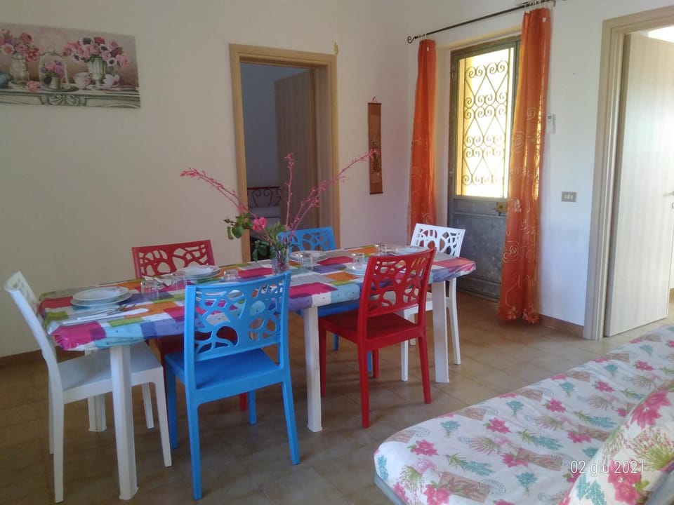 Living room, Seating area, Dining area, Lunch