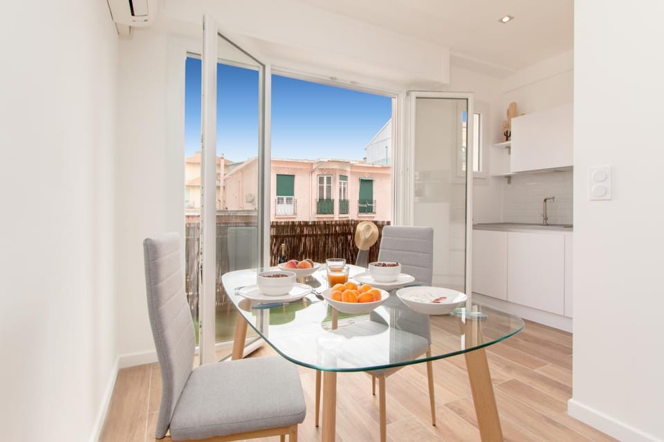 Dining area, Diving