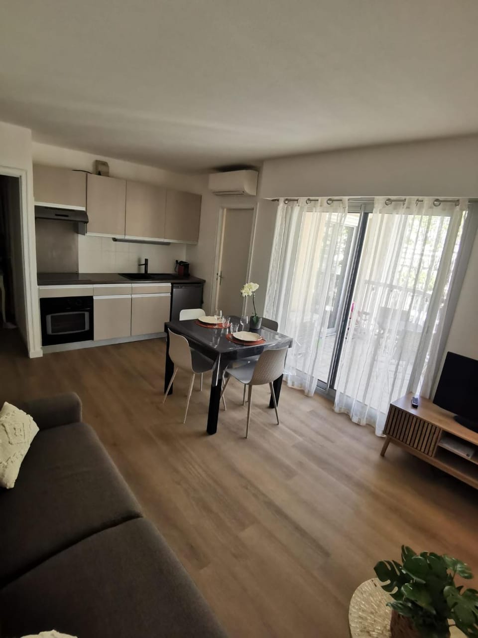 Residence Le Lido, appartement privé à 50 m de la mer, piscine Apartment in Cagnes-sur-Mer