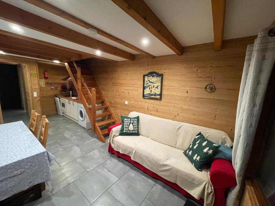 L ALPIN bel appartement avec terrasse dans vieille ferme de montagne rénovée Apartment in Provence-Alpes-Côte d'Azur