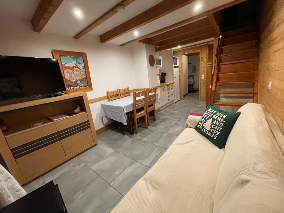 L ALPIN bel appartement avec terrasse dans vieille ferme de montagne rénovée Apartment in Provence-Alpes-Côte d'Azur