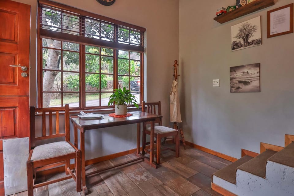Seating area, kitchen