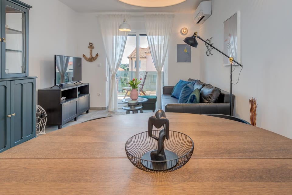 Communal lounge/ TV room, TV and multimedia, Living room, Seating area, Dining area