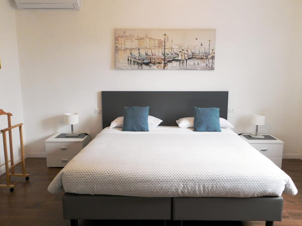 Bed, Photo of the whole room, Bedroom, air conditioner