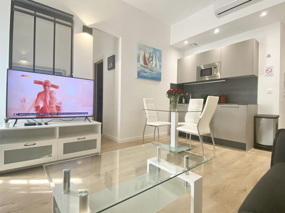 TV and multimedia, Living room, Dining area