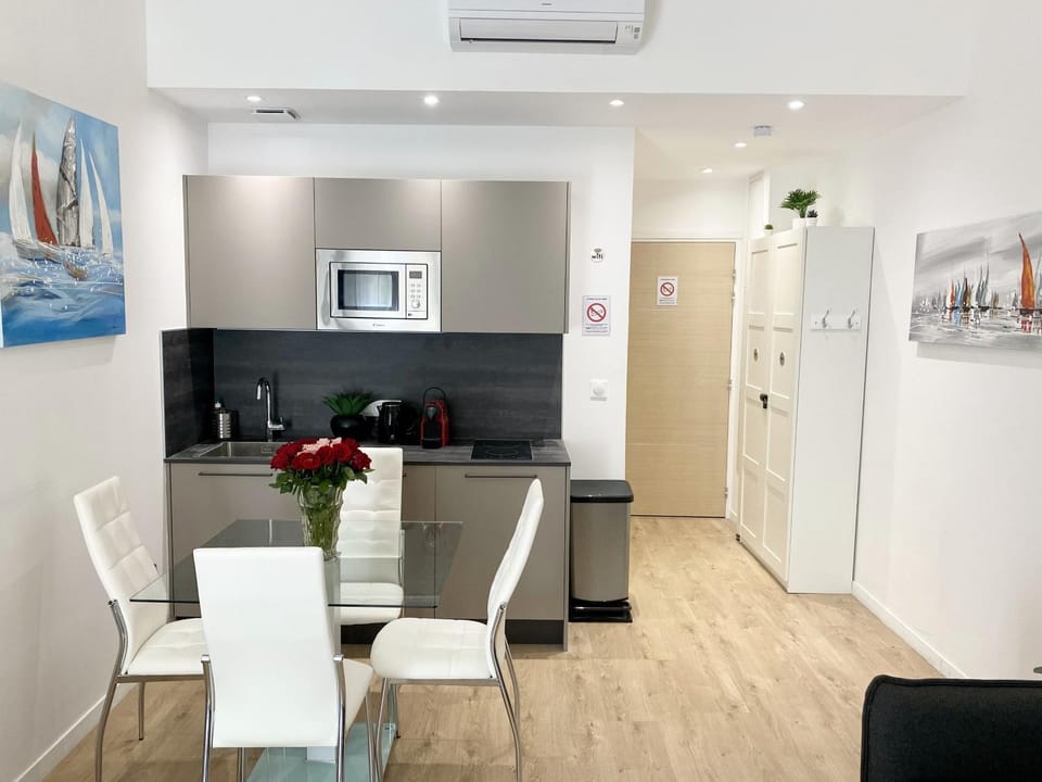 Kitchen or kitchenette, Dining area