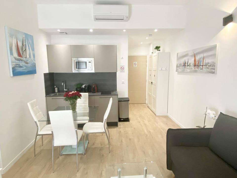 Kitchen or kitchenette, Living room