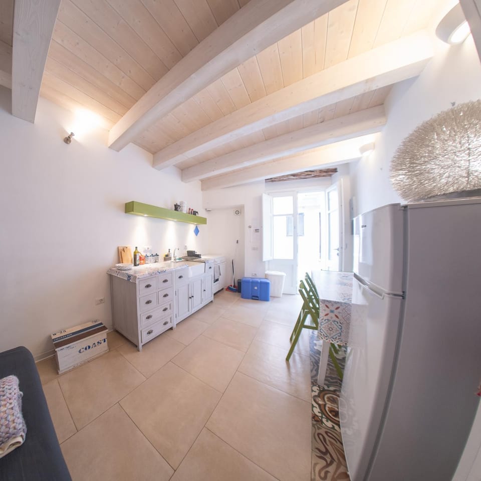 Bed, Kitchen or kitchenette, Living room, Seating area