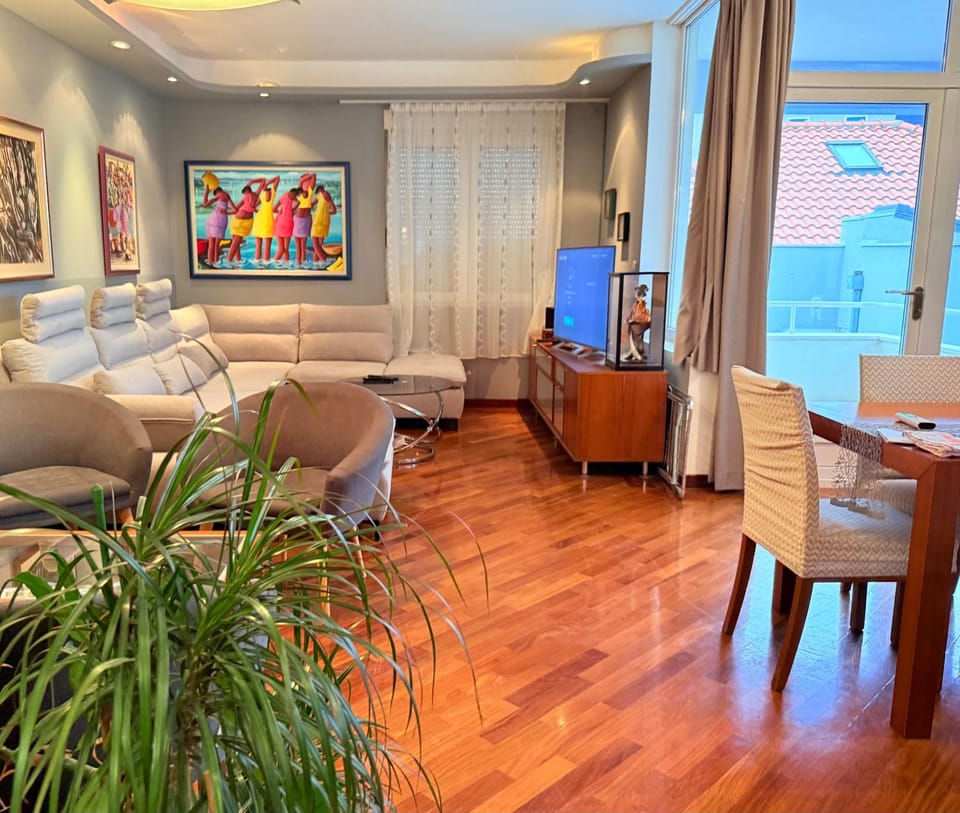 TV and multimedia, Living room, Seating area, Dining area
