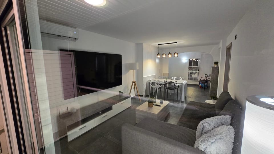 TV and multimedia, Living room, Seating area, air conditioner