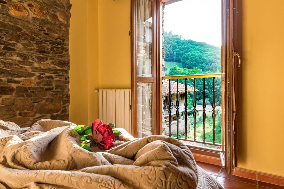 Bed, Natural landscape, Balcony/Terrace, Mountain view