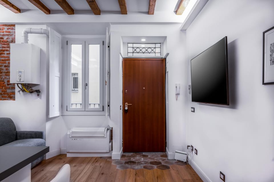 Communal lounge/ TV room, Bed, TV and multimedia, Living room, Photo of the whole room, Seating area, Bedroom