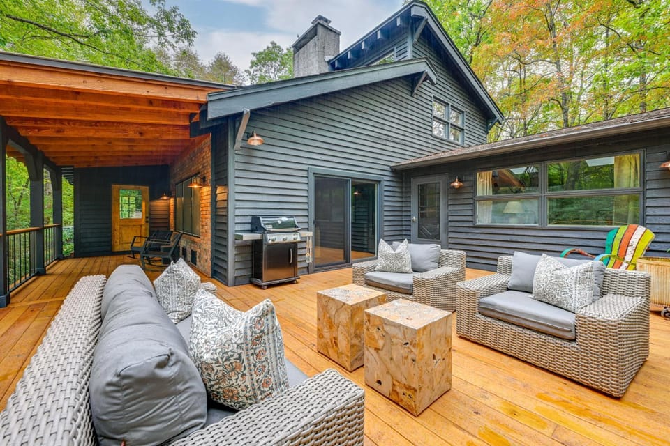 Chic Highlands Cabin Retreat w/ Deck + Office! Cabin in Highlands