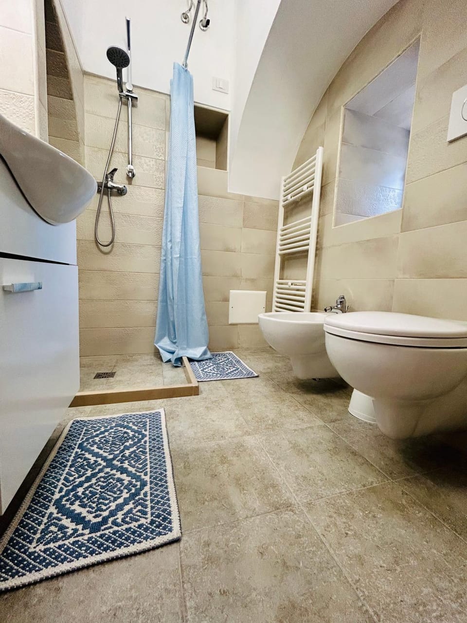 Shower, Toilet, towels