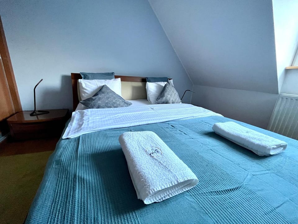 Bed, Bedroom, towels
