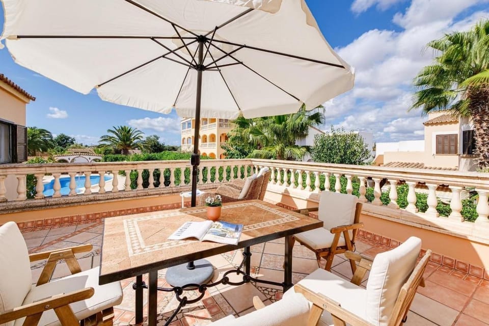 Property building, Balcony/Terrace, Living room