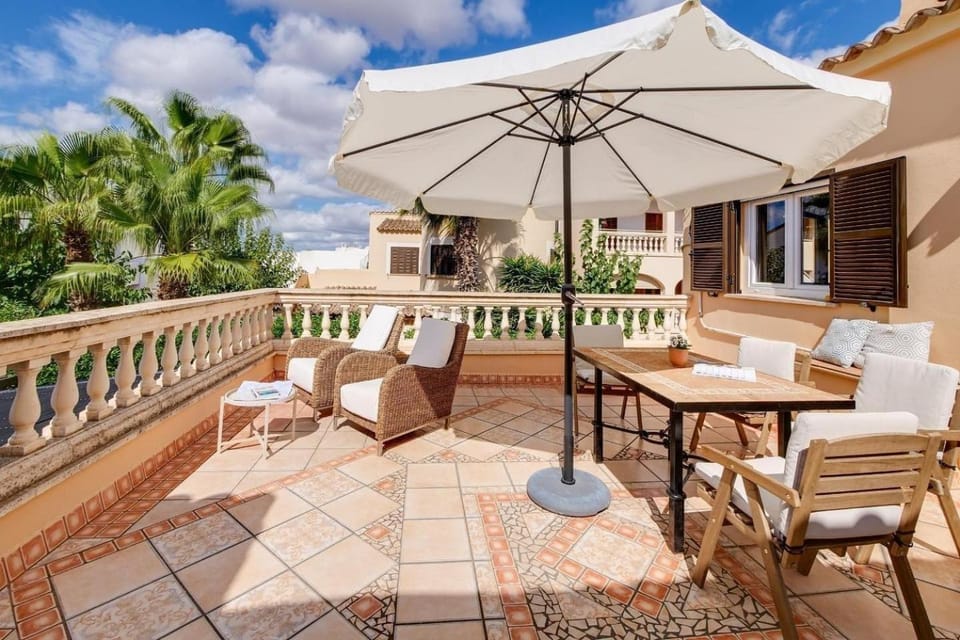 Property building, Balcony/Terrace, Living room
