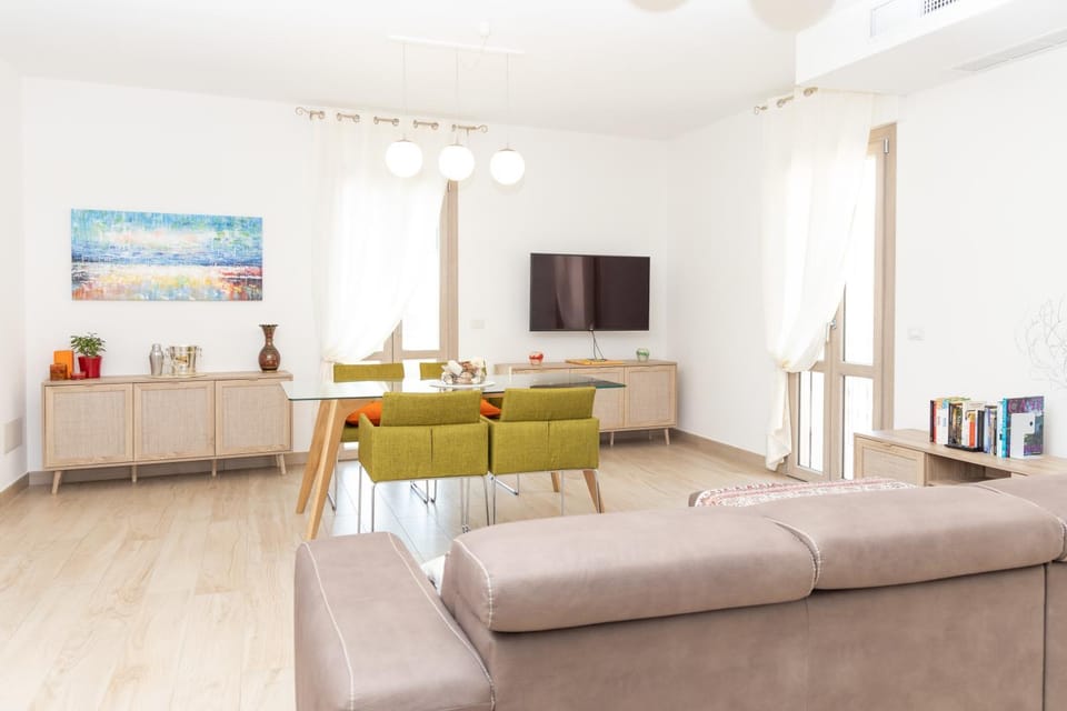 Communal lounge/ TV room, Living room, Dining area