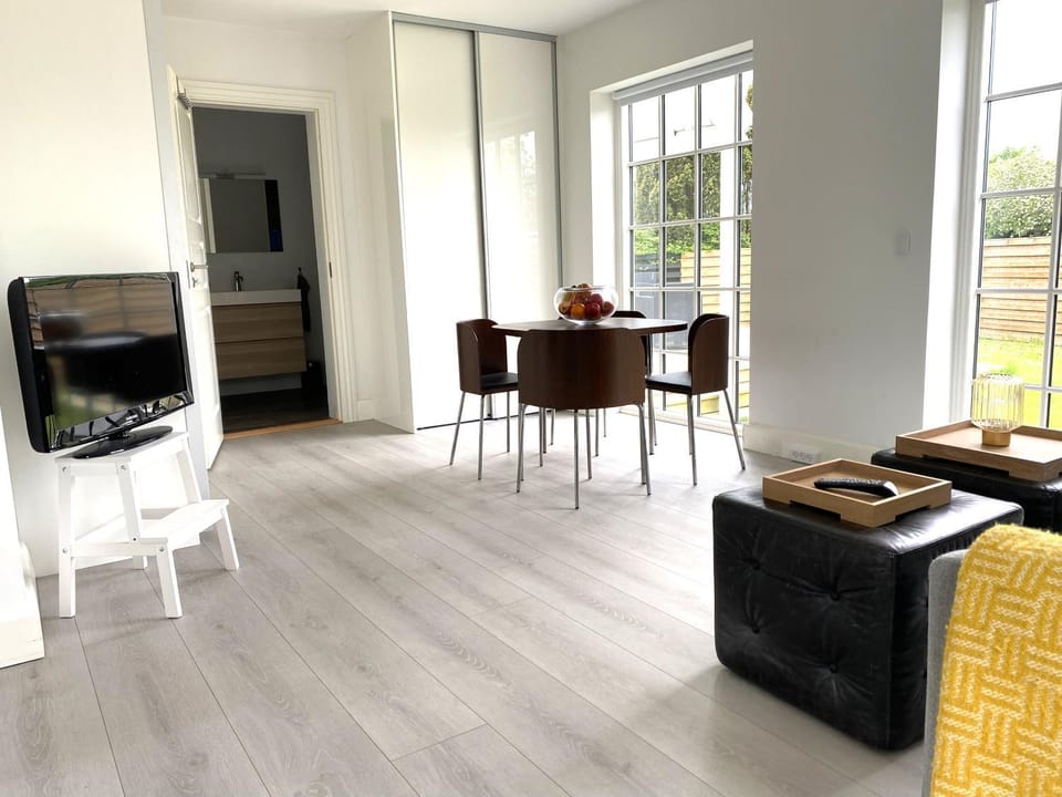 TV and multimedia, Seating area, Dining area