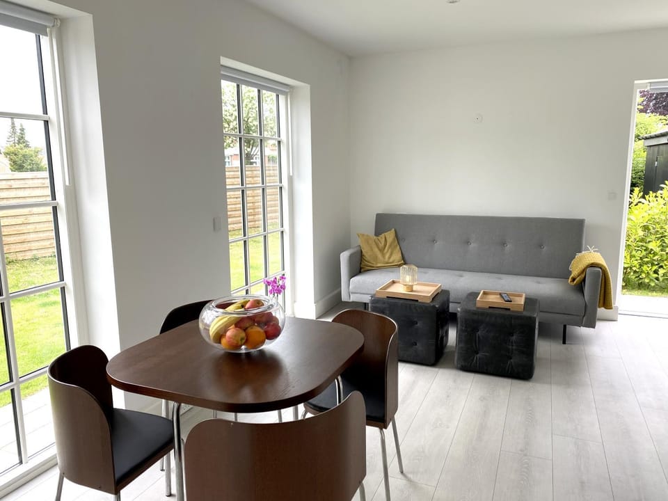 TV and multimedia, Seating area, Dining area