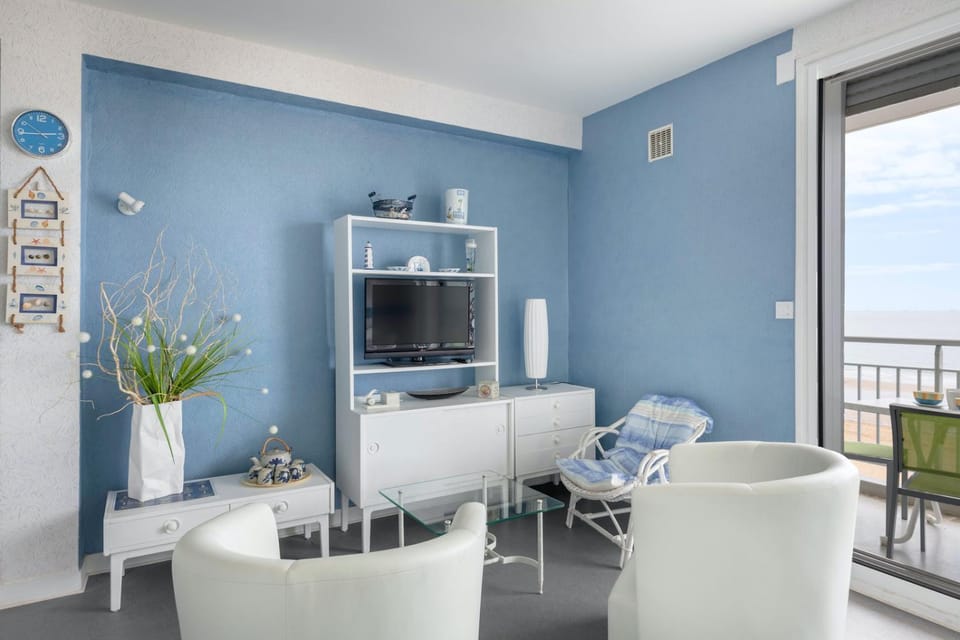 Communal lounge/ TV room, Living room