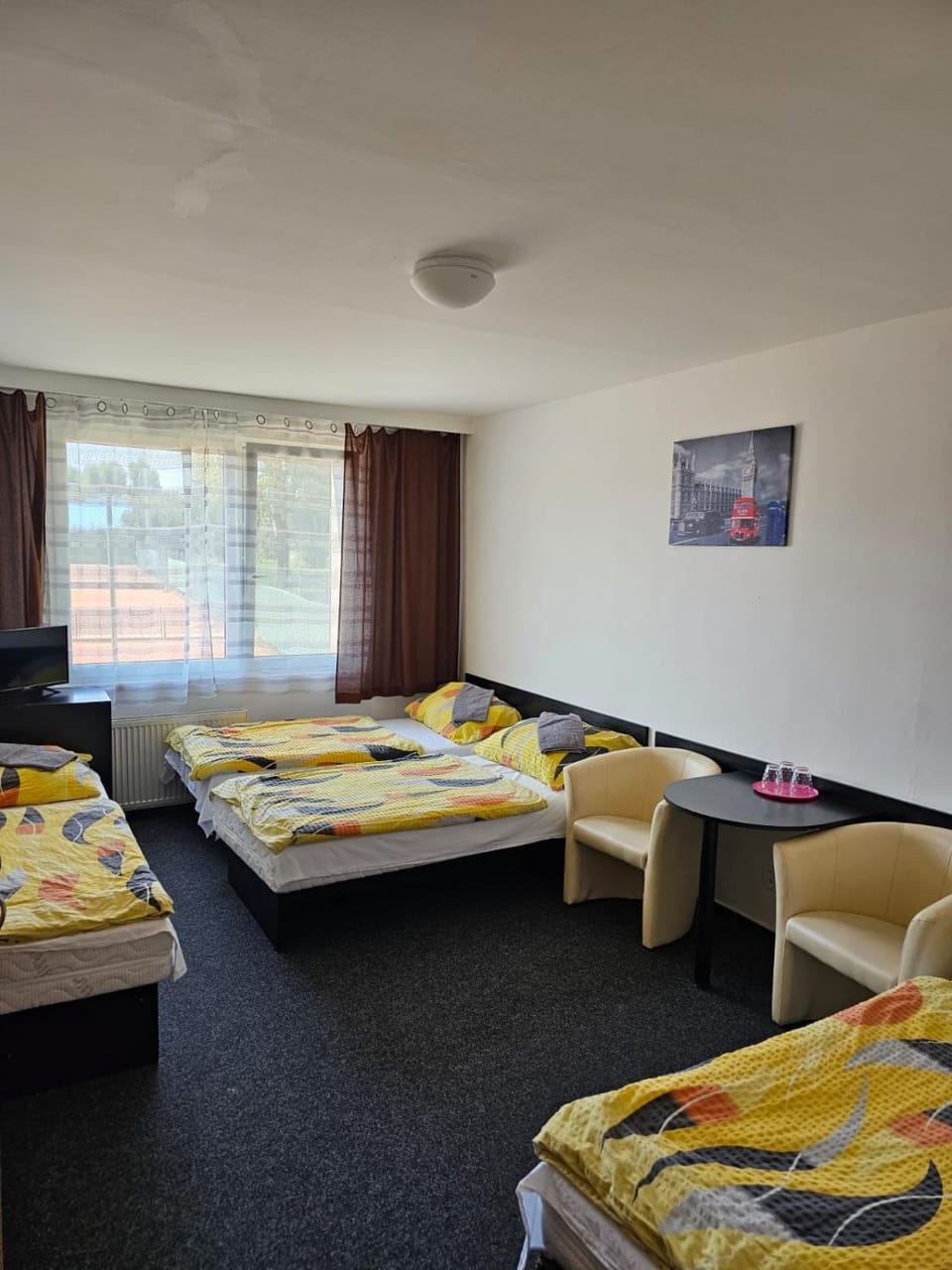 Bed, TV and multimedia, Photo of the whole room, Bedroom