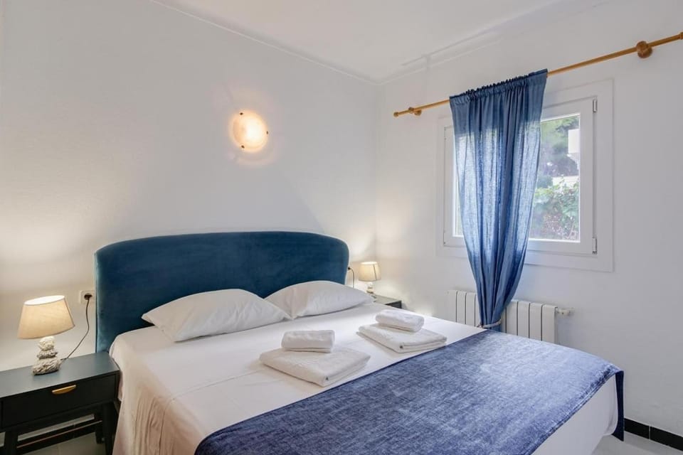 Property building, Living room, Bedroom