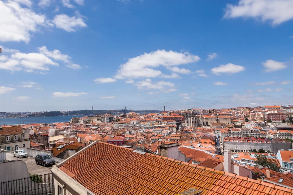 Lisbon Panoramic View -3Bedrs+3Baths+ Balconies+AC Apartment in Lisbon