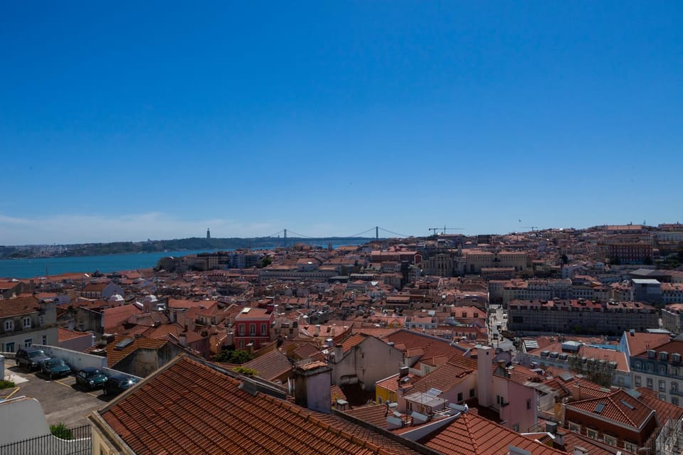 Lisbon Panoramic View -3Bedrs+3Baths+ Balconies+AC Apartment in Lisbon