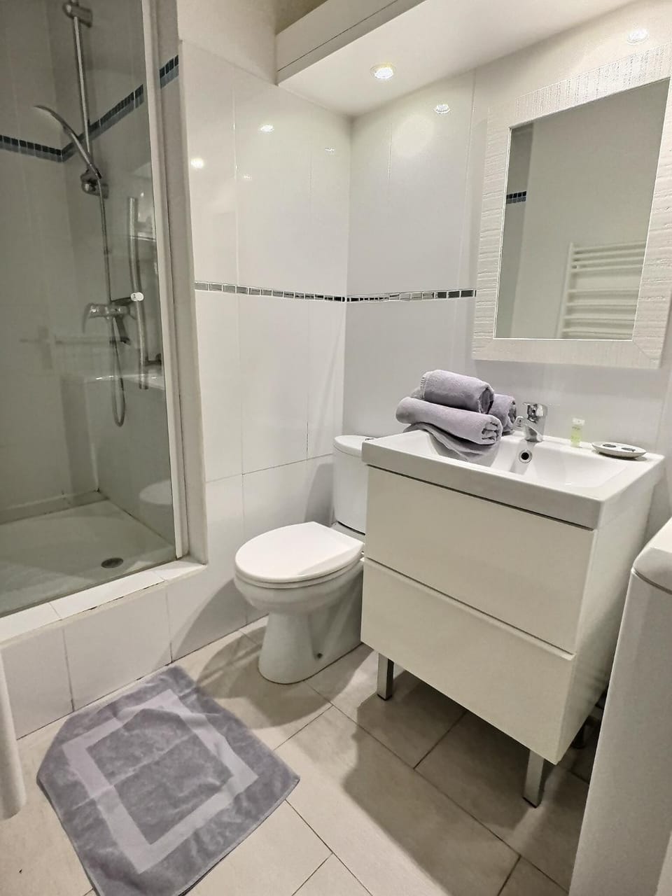 Shower, Toilet, Bathroom, towels