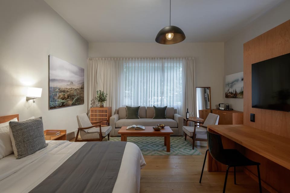 Bed, TV and multimedia, Living room, Photo of the whole room, Seating area, Bedroom
