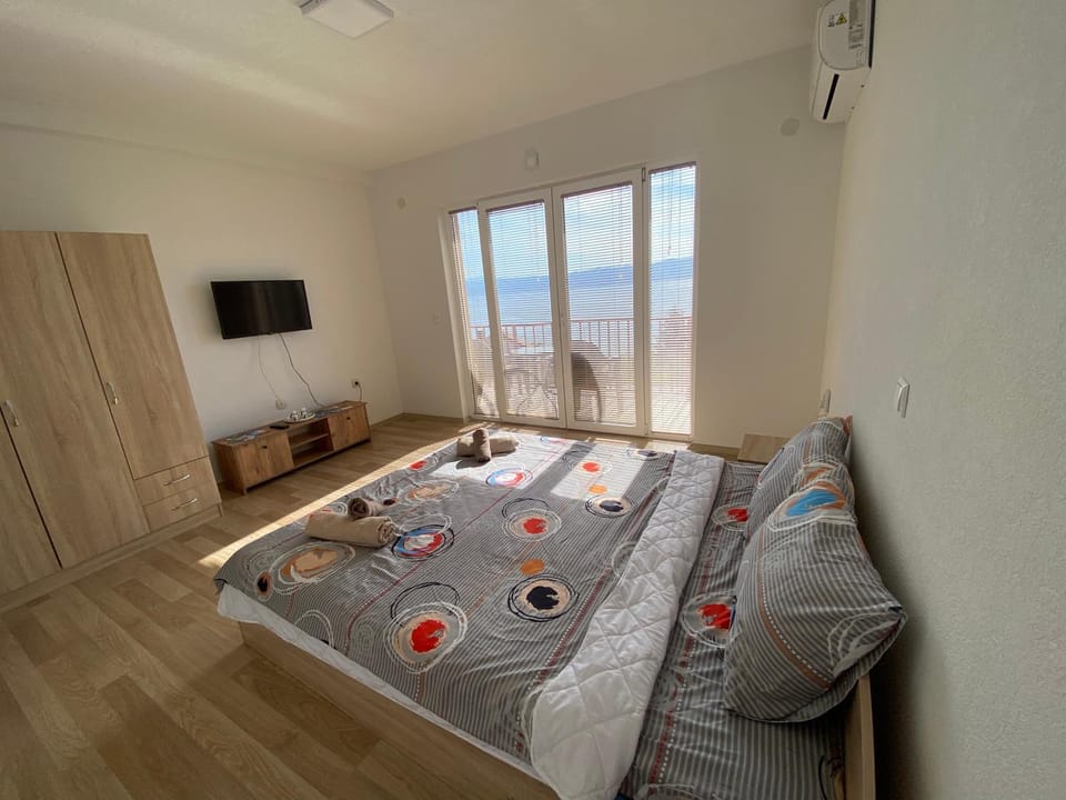 TV and multimedia, Photo of the whole room, Bedroom